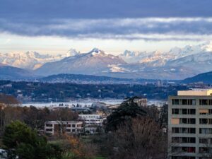 Panorama de Genève en hiver avec vue sur le lac Léman et les Alpes enneigées