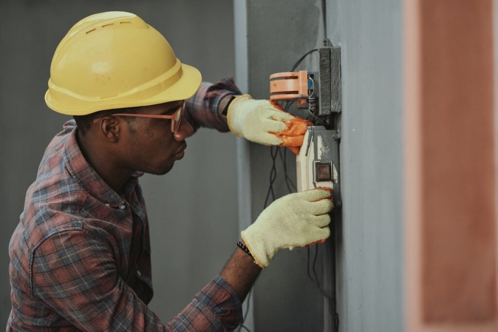 Électricien professionnel au travail - formation continue