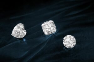 Diamants taille coeur, coussin et rond exposes a GemGeneve 2026 a Geneve
