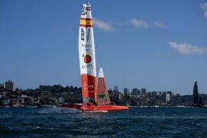 Catamaran volant F50 rouge en pleine course lors du Rolex SailGP, gerbes d'eau et vitesse
